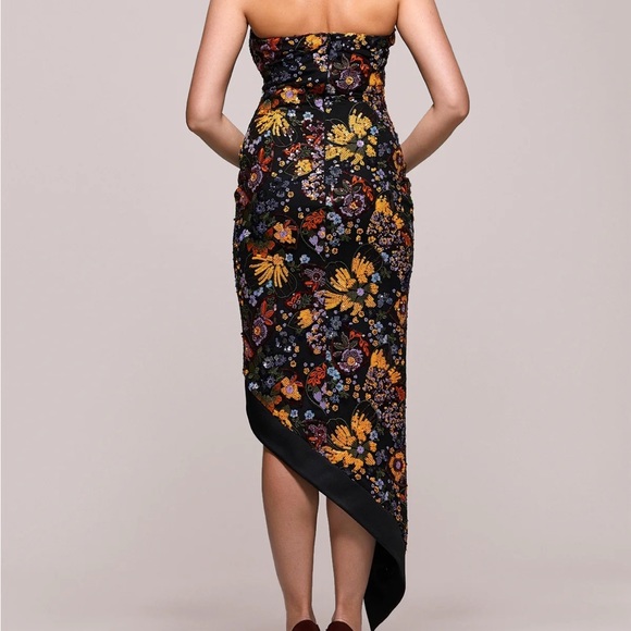 BNWT Unmatched BYU: Black asymmetrical strapless with floral sequinwork - Picture 2 of 2
